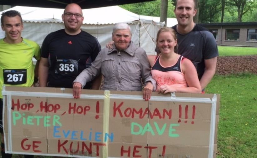 Monnikenjogging 2015 - bewoners supporteren voor opvoeders 